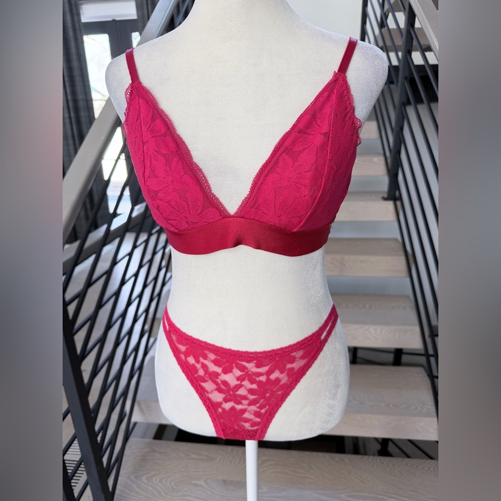 Hot Red Lace Bralette & Panties Set. Bra size M panties size S